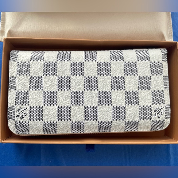 Long zipper wallet white and grey checkered comes with box and dust bag. - Picture 3 of 9